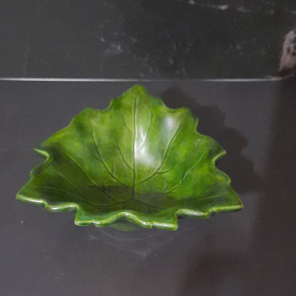 Vibrant Holland Mold Green Leaf-Shaped Bowl